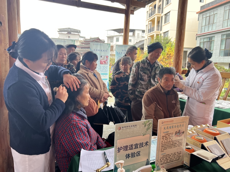 龙胜县乐江镇文化广场义诊照片 (28).jpg