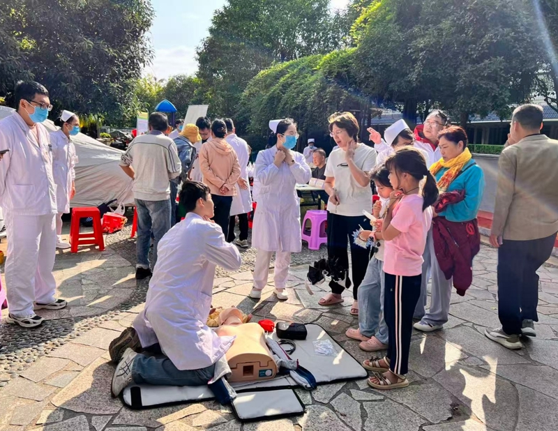 党建聚力促健康，中医服务暖民心—桂林市中医医院城北院区多支部联合开展社区义诊活动