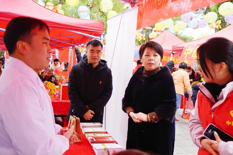 桂林市中医医院开展“学雷锋”志愿服务活动，数百名市民群众享暖心义诊！